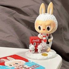 Original Pop Mart x Coca-Cola The Monsters Labubu Figur - Little Snowman -