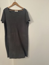 Graues Kleid in Wildlederoptik