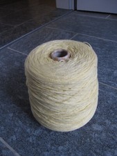 1 Kone vanillefarbenes Strick/Häkelgarn 628 g