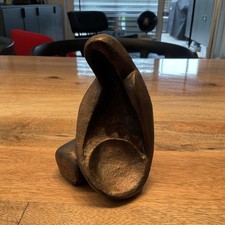 Abstrakte Bronzeskulptur, signiert „H.S.“, moderne Sitzfigur, 20. Jh. 