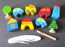 HABA Fädelperlen STADT - 9 große Elemente aus Holz + Fädelhilfe - FÄDELSPIEL