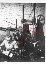 Industriearbeiter vor Maschine von Société genevoise, Carl Zeiss AG, ca. 1930er