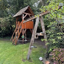 Kinderspielturm mit Schaukel 