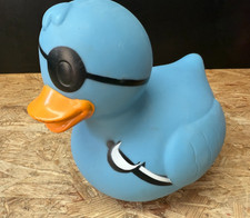 große Gummiente Badeente blau Pirat mit Augenklappe Höhe 23 cm