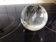 Briefbeschwerer Weltkugel aus Glas Kontinente Matt Ozeane Poliert Rund