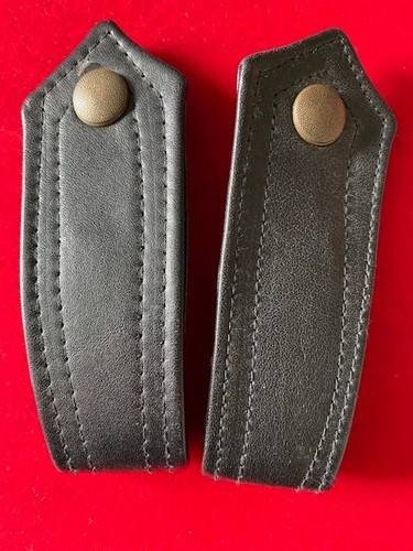 Schulterklappen-Lederjacke-Pol