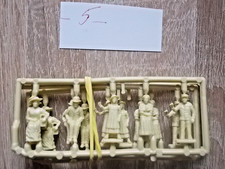 Sitzende Figuren Passanten