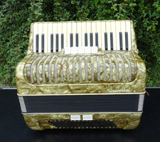 Akkordeon Weltmeister  Universal 80 Bässe 5/2 Register golden