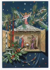 AK Weihnachten, Krippe mit Jesus, Maria, Josef und Engel, Kerzen, Tannenzweige