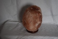 Salzlampe mit Holzfuss -