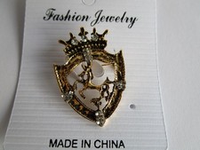 BROSCHE  WAPPEN  GOLDFARBEN MIT STRASS 3,8 x 2,7 CM