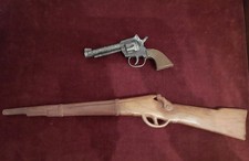 DDR Spielzeugpistole - funktioniert mit Papierrollen + DDR Holzgewehr