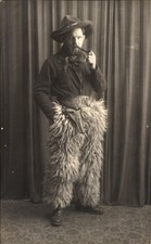 Foto Ak Mann mit einer Pfeife, Cowboy, Chaps, Revolver - 4337061