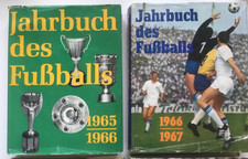 2x Jahrbuch des Fussballs