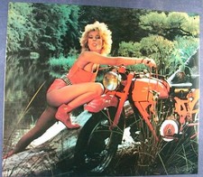 Retro Blechschild Oldtimer Motorrad Moto Guzzi Rosso Italia mit Girl 33 x 40 cm