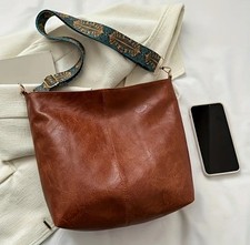 Braune Umhängetasche Damen mit breitem Boho-Gurt – Kunstleder – 32×24×11 cm