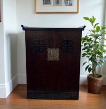 Chinesischer Schuhschrank mit Glückssymbolen – Holz, Messingbeschläge Asia Möbel