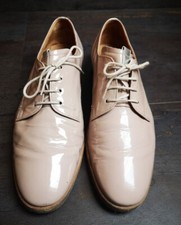 nudefarbener Lackschuh zum