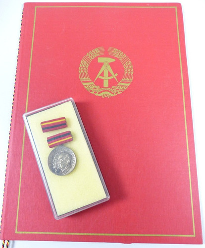 Ddr urkunde und orden - ,