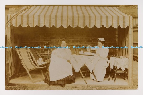 C032279 zwei frauen sitzen - zwei,