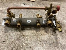 Trinkwasser-Verteiler mit Entnahmearmatur, Ventilen & Halterung, Messing