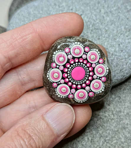 Bemalter stein mandala rosa - mandala,,