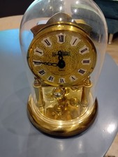 Drehpendeluhr unter einer