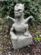Drache auf Sockel  Gargoyle Haus Wächter aus Kunst Sandstein im Antik Look H 82