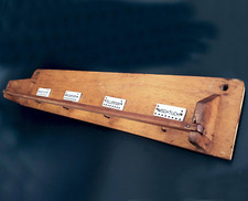 HOLZ HANDTUCHHALTER m. Porzellan Schildern, HAKENLEISTE & VORHANGSTANGE um 1920