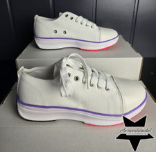 Weißer Sneaker mit bunten