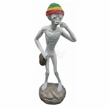 Alien raucht lebensgroß