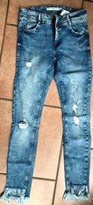 Neuwertige Jeans von Zara mit modisch ausgefransten Beinabschlüssen