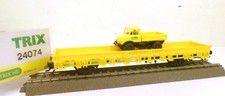 Trix H0 24074 Niederbordwagen mit Unimog beladen, KK, dazu Gleisstück   W17