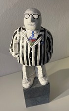1 große Skulptur Figur"der Beamte"aus Keramik auf Granitsockel 38 cm hoch Unikat