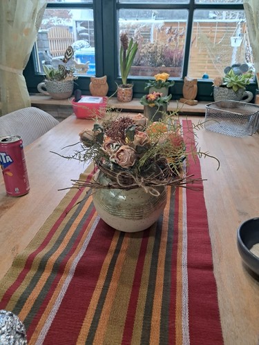 Hangetöpferte vase mit deko - hangetöpferte,