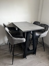 Moderner Hochtisch mit 4