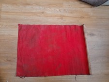 roter Stoff mit Holzleiste