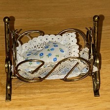 Vintage kleine alte Wiege antik Puppenhaus Puppenstube Babywiege Messing 1:12