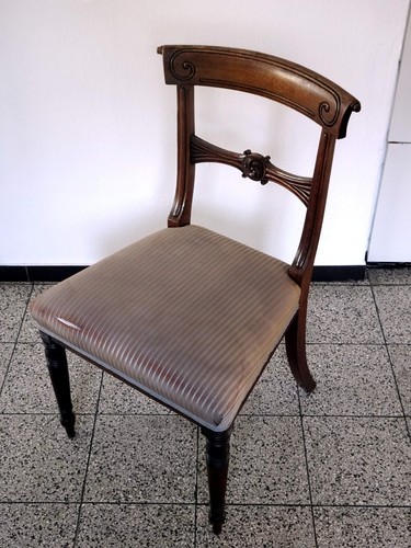 Vier stühle und ein - vier,