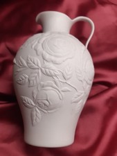 AK Kaiser Biskuit Porzellan Henkelvase 21 cm weiß Relief Rosen 428