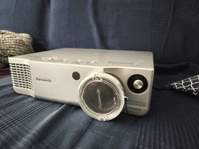Panasonic PT-AE900E Beamer mit Halterung und Kabeln