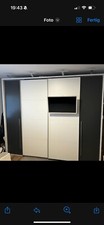 Schwebetürenschrank 270cm weiß / lava mit Beleuchtung und integriertem TV