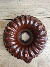 Schöne dunkelbraune Keramik Backform Gugelhupf zum Aufhängen