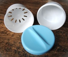 STABILE DENTALBOX ZAHNSPANGENDOSE GEBISSDOSE MIT SIEBEINSATZ WEISS HELLBLAU NEU