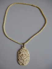 Halskette mit Anhänger, Bein-Rose, Bein-Kette