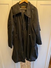schwarze Jacke mit vielen