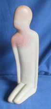 Skulptur knieender Mensch 27 cm Speckstein Figur rosebraun signiert