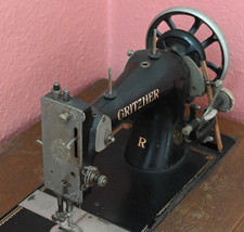 Alte Nähmaschine Gritzner R mit Tisch und funktionierender Antriebsmechanik