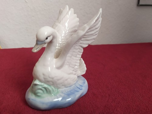 Porzellanfigur eines schwans - porzellanfigur,