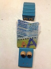 Alphabetisches Register aus Holz in Form einer Raupe, blau/grün